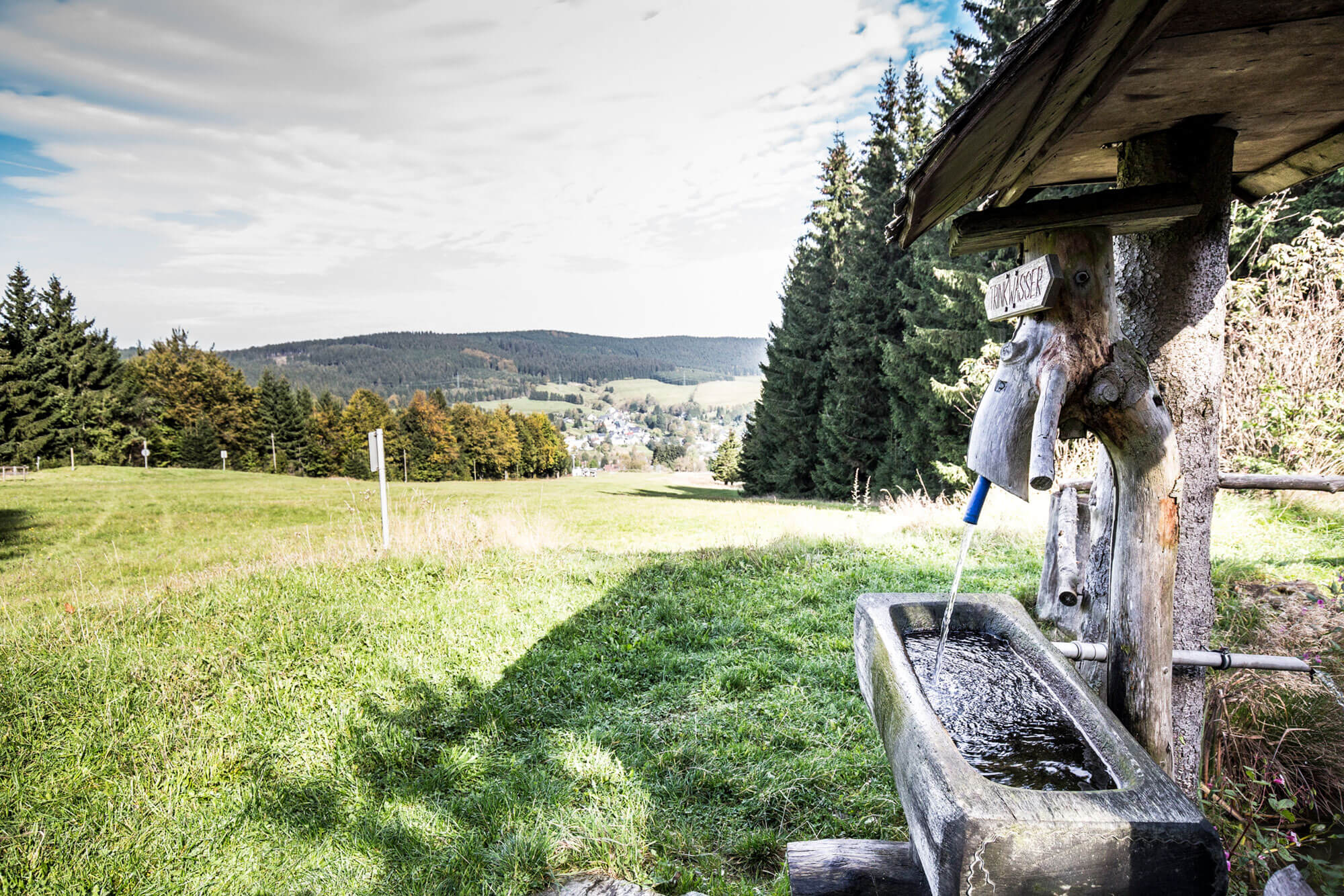 Trinkwasserbecken an einem Wanderweg in Thüringen