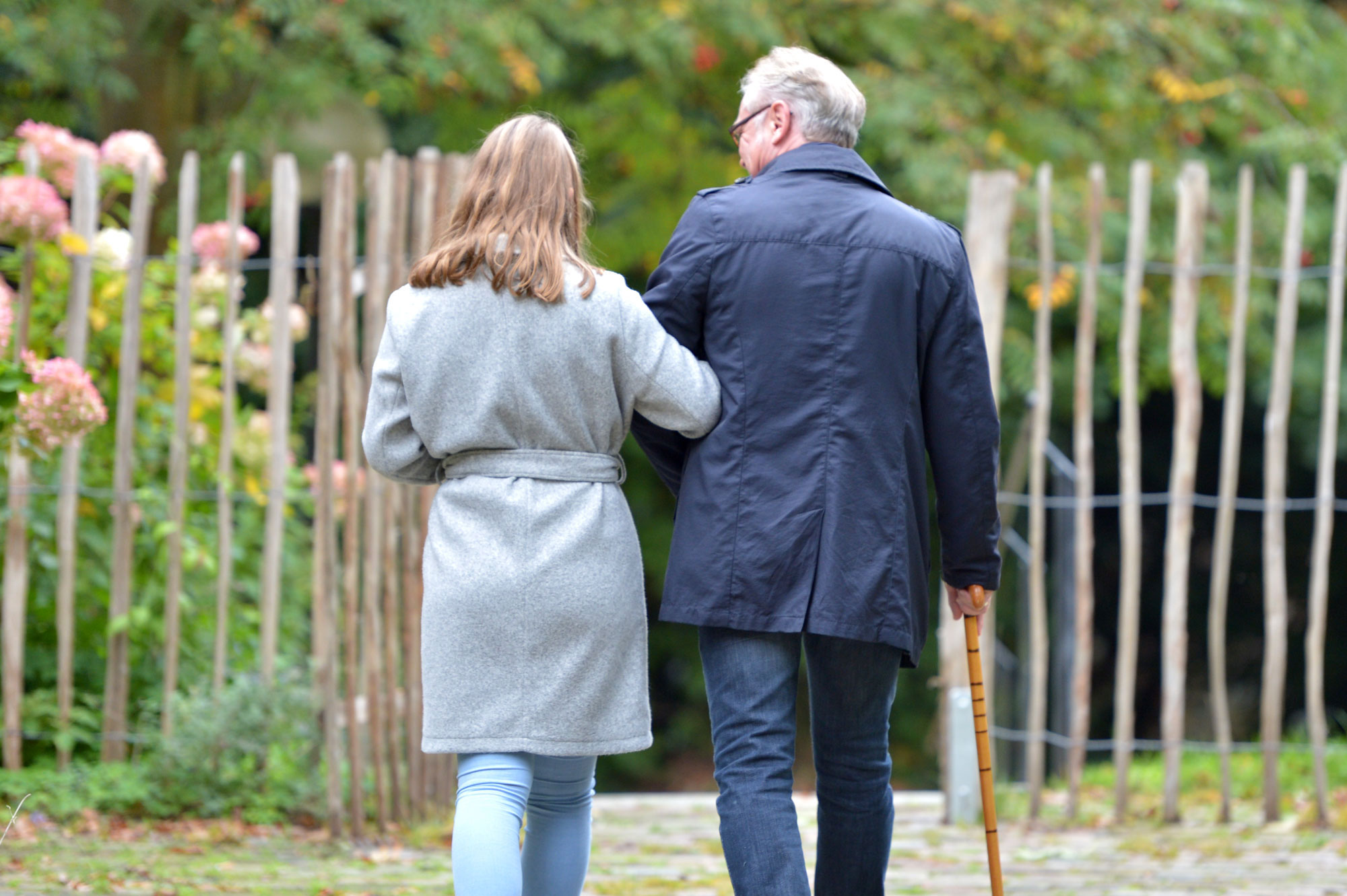 Angehörige gehen nach der Trauerfeier auf den Friedhof